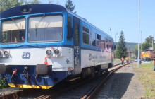 Srážka vlaku s autem v Jeseníku. Policisté hledají svědky nehody