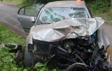 Naboural opilý, bez pásu a se zákazem řízení. Pro zraněného řidiče letěl vrtulník