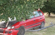 Řidič kvůli únavě porazil sloup lampy a narazil do stromu