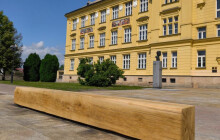 Prostor před gymnáziem v Litovli prošel obnovou. Přibylo posezení i nový povrch