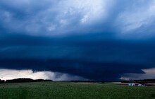 Od západu jde studená fronta. Večer se mohou vyskytnout i supercely