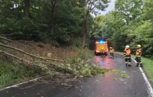 Bouře se ženou krajem, hasiči zasahují