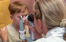 Zlepšení péče nejmenších pacientů oční kliniky přinese nová štěrbinová lampa