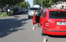 Cyklistka se zranila po nárazu do dveří. Policisté hledají svědky nehody