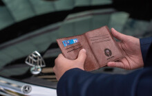 Nalezená peněženka a dobrý skutek. Chlapci doklady odevzdali, majitel jim stihl i poděkovat