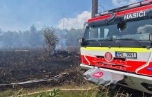 Na Olomoucku hoří asi na sedmi hektarech les, požár pomáhá hasit vrtulník
