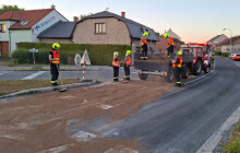 Z cisterny unikl olej. Pak havarovala motorka