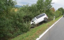 Řidič dodávky během jízdy ladil rádio a nevěnoval pozornost řízení. Skončil v příkopě, kde narazil do keřů