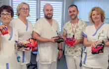 Rukávky pro Fakultní nemocnici Olomouc. Ulehčují pacientům kanylaci žil