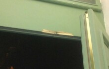 Skupina mladíků během noci řádila v centru Olomouce, poškodili vstupní dveře a hlasitě křičeli