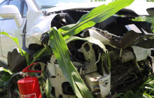 Nedala přednost a skončili v poli. Nehoda u Chomoutova si vyžádala tři zraněné