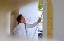 Pustil se do Terezské brány. Kovář čistí po vandalech další památku