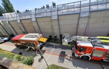 Hasiči zasahuovali u požáru balkonu. Zranil se majitel bytu