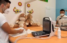 Novorozenecké oddělení FN Olomouc má nový přenosný ultrazvuk, peníze zajistila bleskový sbírka