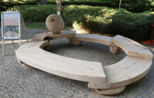 Prostějovský park zdobí nové umělecké lavičky