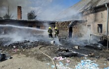 Hořel průmyslový areál, hasiči museli do akce