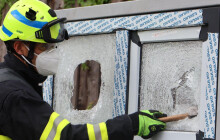 Hasiči cvičili zásahy v uzamčených budovách, trénink proběhl ve spolupráci s výrobcem oken