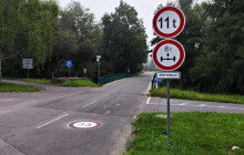 Řidiči nedodržují třicítku. Umělec na silnici „nakreslil“ značku 33 km/h