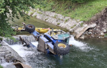 Bagr se převrátil, na místě jsou hasiči