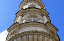 Nárožní stavba zaujme pozorného diváka. Vyhrajte lístky do Metropolu