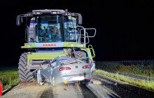 Srazil se s kombajnem. Řidič osobního auta nehodu nepřežil