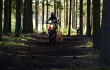 Lesník skončil v nemocnici po napadení agresivními motorkáři. Upozorňoval je na zákaz vjezdu