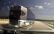 Řidič kamionu telefonoval za jízdy, na místě zaplatil přes 100 tisíc korun za staré pokuty