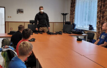 Zkoumání otisků prstů nebo laserovou střelnici si vyzkoušeli účastníci příměstského tábora během dne s policisty