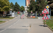 Ve FN Olomouc probíhá výměna chodníků. Práce potrvají do září