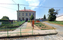 Nedostatek pedagogů paralyzoval ZŠ Nasobůrky. Ředitelka rezignovala