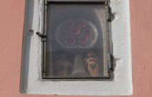 SOUTĚŽ: Plastika s prvními lidmi ochraňuje jeden z domů. Vyhrajte lístky do kina Metropol