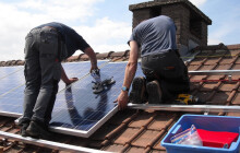 Energie ze střechy školy může napájet městský bazén. Přerov brzy spustí projekt sdílené elektřiny