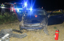 Opel plný cestujících se na Šumpersku převrátil přes střechu. Čtyři lidé se zranili