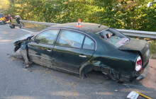 Defekt kola poslal Superb na D35 do svodidel. Oba mladíci skončili v nemocnici