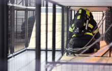 Hasiči trénují v zakouřeném labyrintu. V Hamrech otevřeli moderní polygon