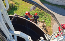 VIDEO: Jeseničtí hasiči vysvobodili čápa uvězněného v desetimetrové jámě