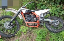 Motorkář se pokoušel ujet policistům, byl bez řidičáku a pod vlivem drog, nakonec skončil v příkopě