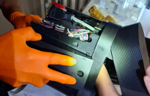 Ruka v pasti kávovaru. Hasiči použili techniku, žena vyvázla bez zranění