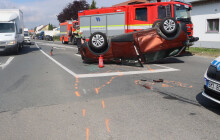 Nehoda na Dolní Novosadské v Olomouci. Peugeot po střetu s Teslou skončil na střeše