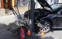 Audi narazilo do stromu na náměstí v Uničově. Řidička si spletla pedály