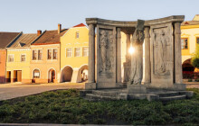 Horní náměstí se zazelená. U sochy Jana Blahoslava rozkvetou růže