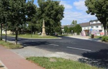 Nová silnice, tři zálivy u zastávek MHD a chodník. Stavební práce v Holici jsou u konce, vyšly na 3,5 milionu korun