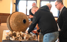 Věž Staré radnice ukrývala 131 let staré dokumenty i pamětní medaile