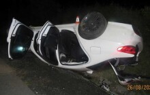 Řidič BMW dostal na mokré dálnici smyk a skončil na střeše