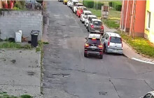 Naboural Mitsubishi a odjel. Policie nyní pátrá po řidiči, který způsobil dopravní nehodu