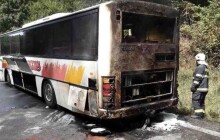 Hasiči v neděli likvidovali rozsáhlý požár autobusu přívěsem na kola. Evakuovali převážně děti