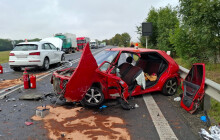 Hasiči zasahují u dvou vážných dopravních nehod. Pro zraněné letěl vrtulník