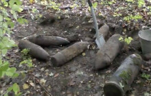 VIDEO: Našli víc než třičtvrtě tuny munice. Cestu policie uzavřela