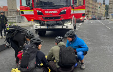 Jednou hasič, vždycky hasič. Koloběžkáře po nehodě zachránili cestou z cyklovýletu