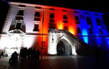 Památky v Česku včetně olomoucké radnice se v pátek zbarví do trikolóry